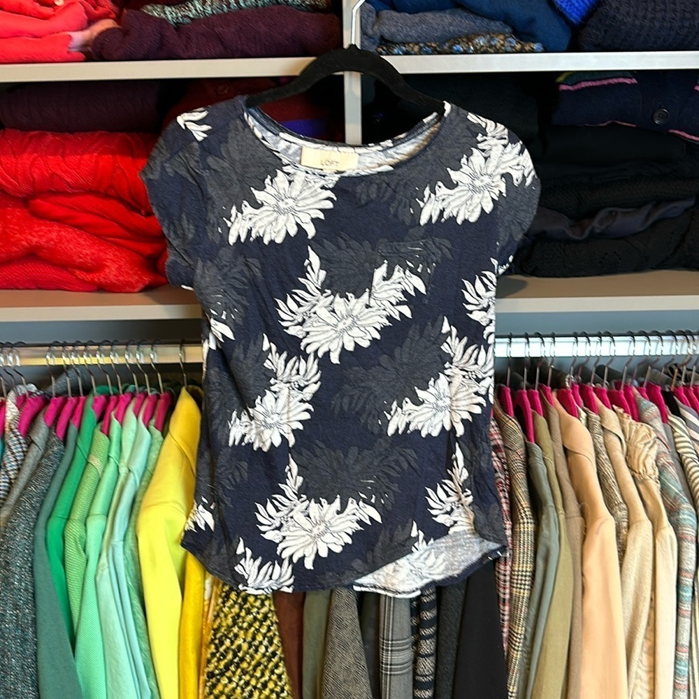 Loft gray and white flower print cap sleeve top size XS